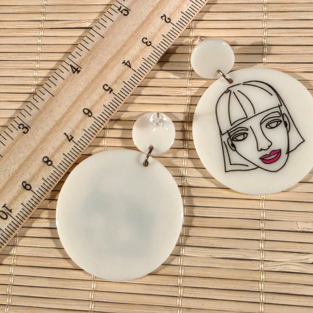 Retro 80s Style Artsy Woman Red LIps Face Vintage Lucite Pendant Dangle earrings - Picture 8 of 8